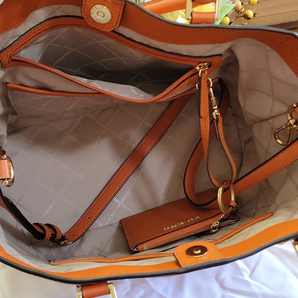 MK π PURSE - Picture 10 of 16